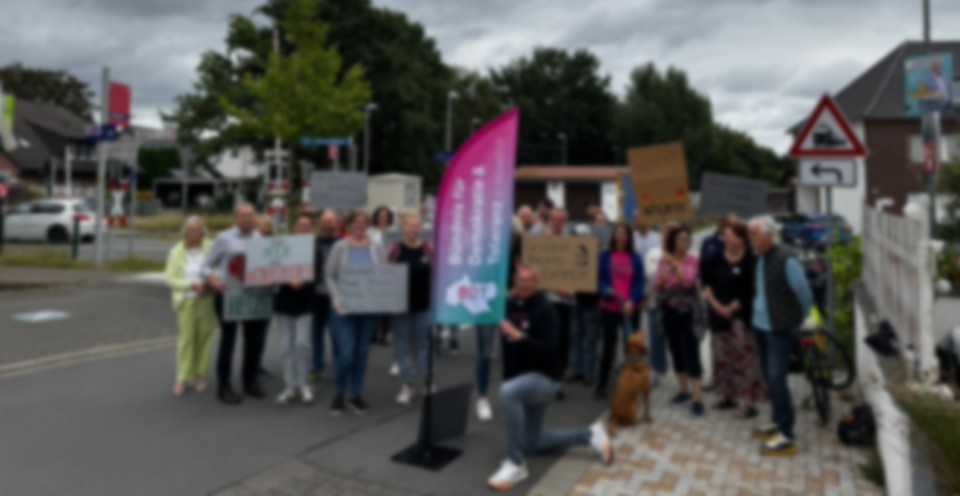 Hövelhof setzt Zeichen: Über 60 Menschen stehen gemeinsam für Demokratie und Toleranz&nbsp;ein